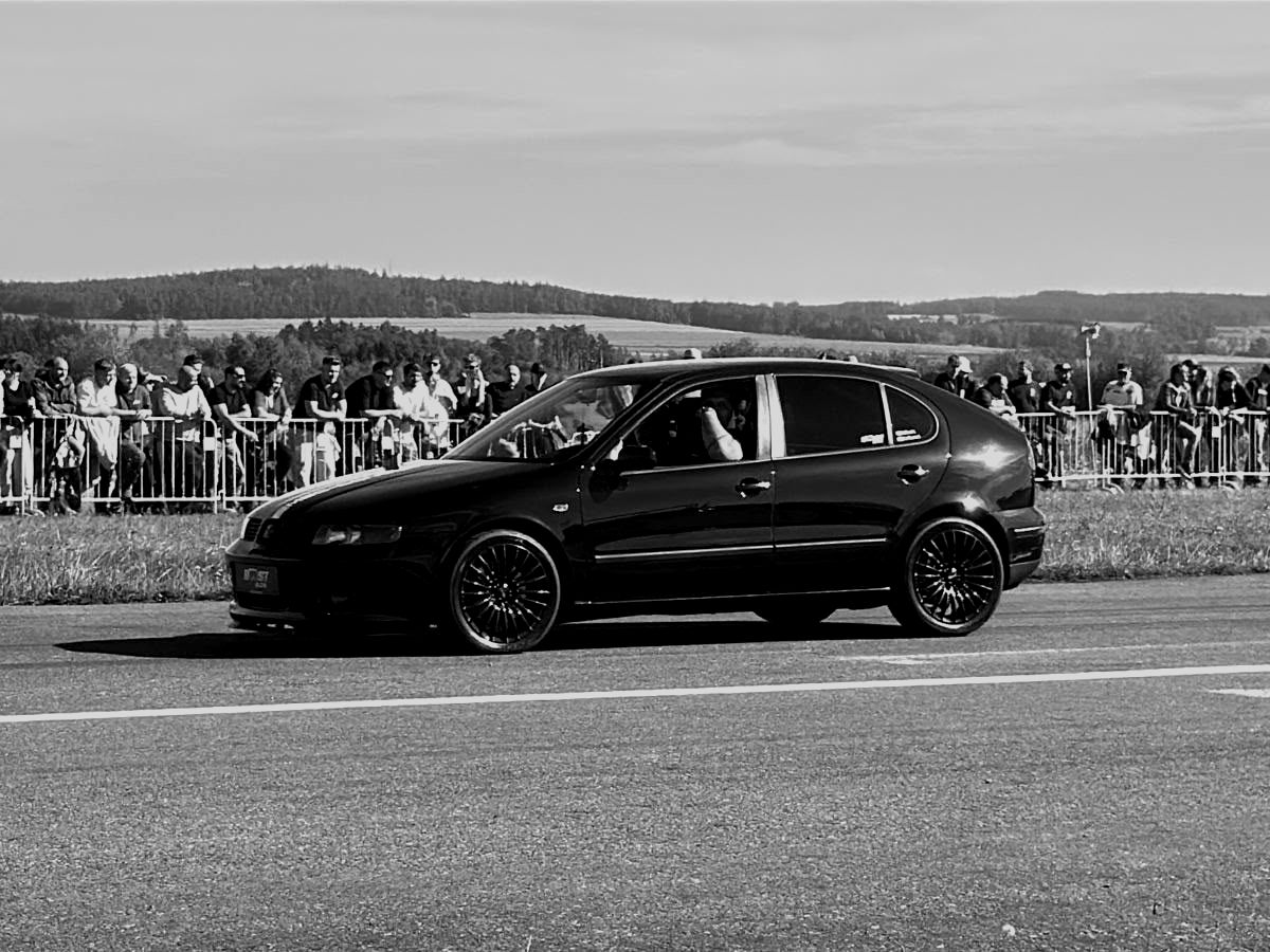 Seat Leon beim Beschleunigungsrennen vor Zuschauern