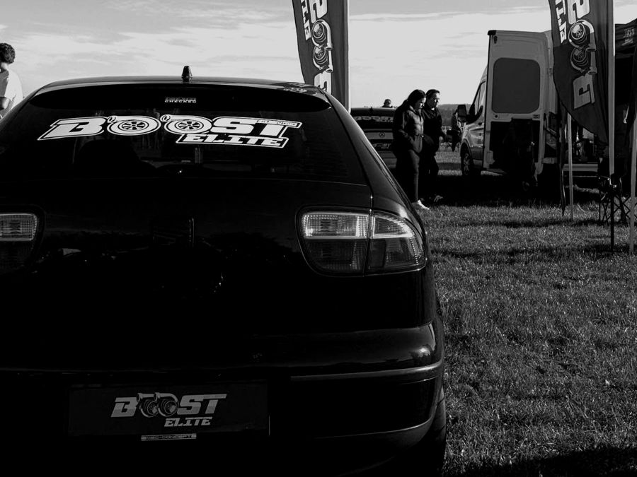 Seat Leon mit Boost-Elite-Schriftzug beim Treffen