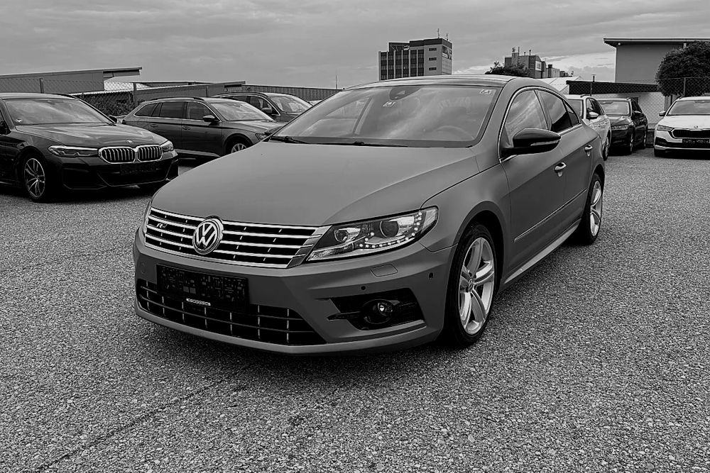 Verkaufsfahrzeug VW CC am Händlerparkplatz